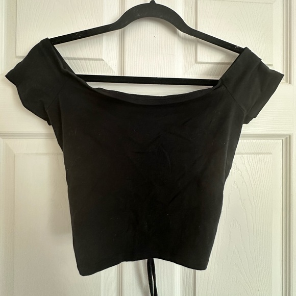 Hollister Must Have’s Collection Off the Shoulder Cropped Tee - Picture 2 of 3